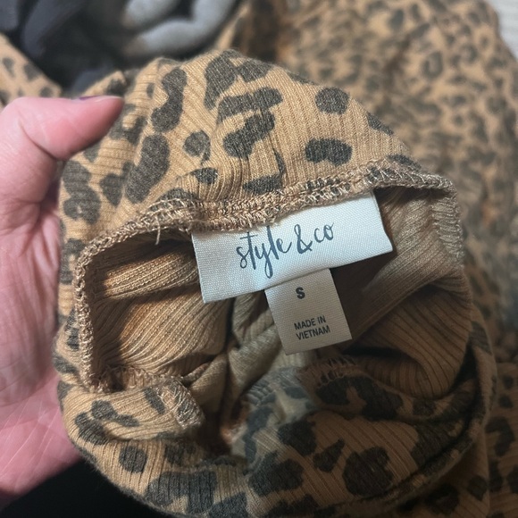 Leopard Print Turtleneck - Picture 3 of 3